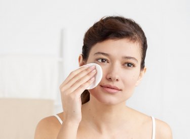 Bioderma - femme qui nettoie son visage