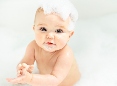 Un bébé dans un bain