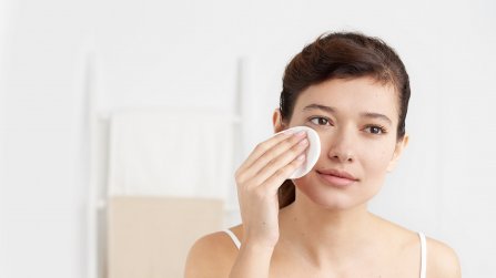 Bioderma - femme qui nettoie son visage