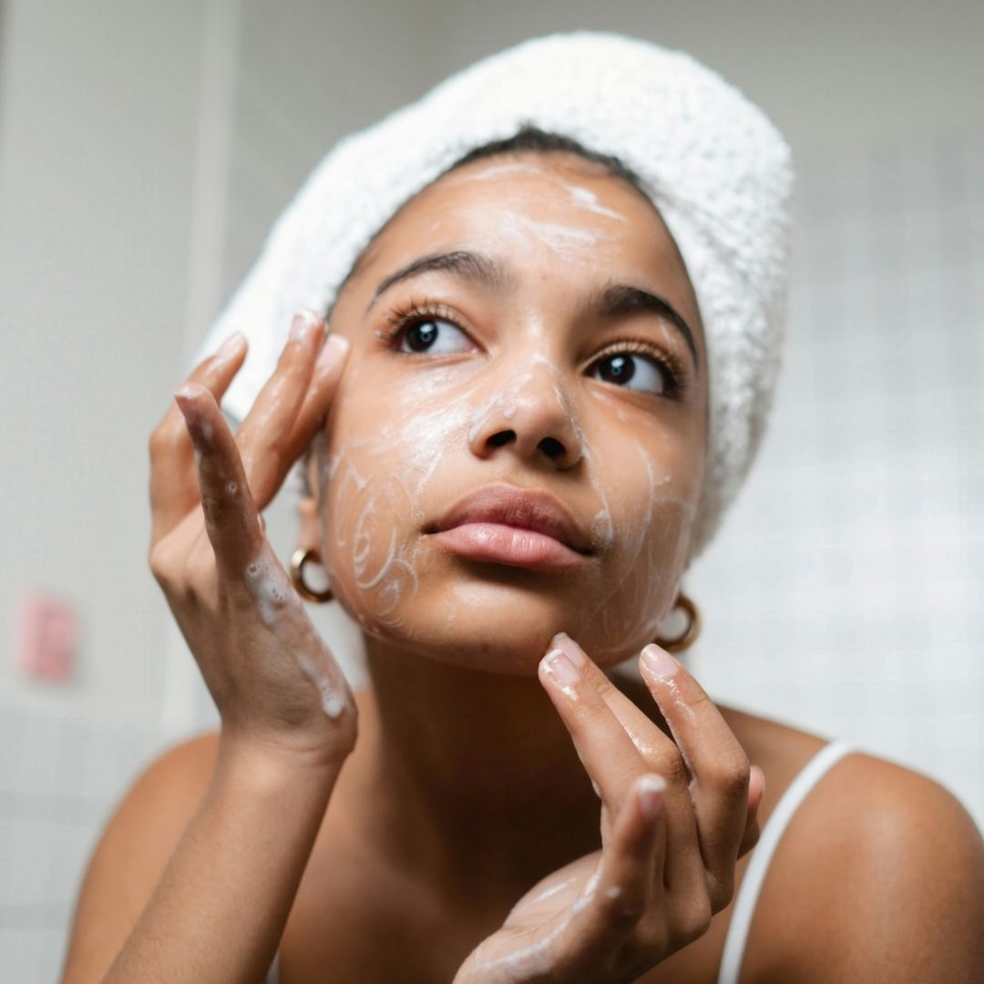 femme nettoyer visage