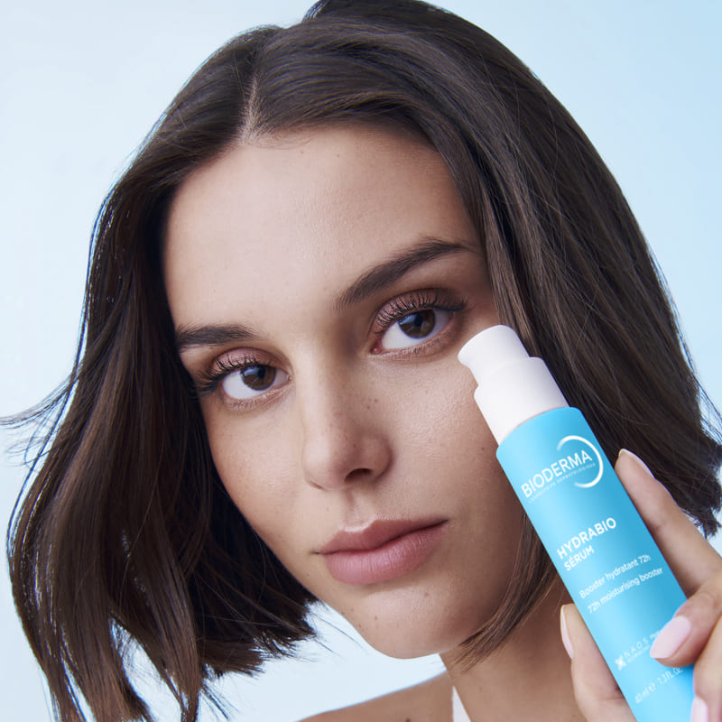 Femme tenant Bioderma Hydrabio sérum