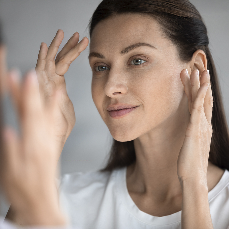 femme devant le miroir
