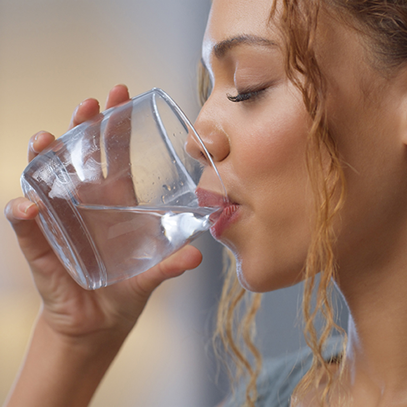 Boire de l’eau pour hydrater la peau