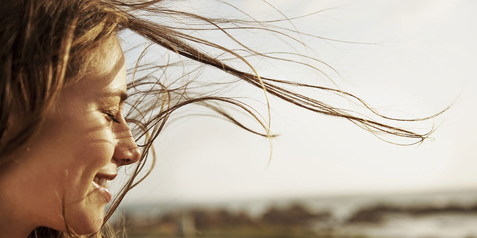 femme avec le vent