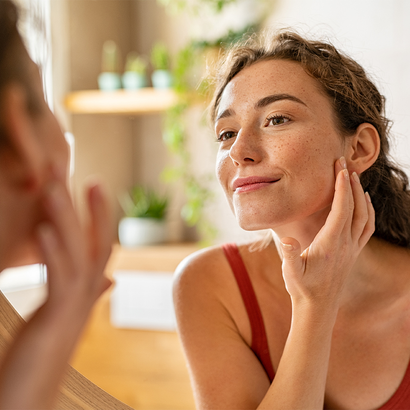 femme regardant son visage