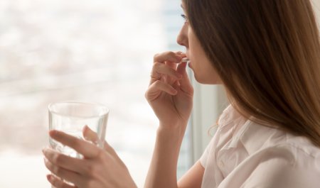 Une femme prend un traitement contre l'acné
