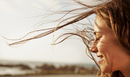 Une femme les cheveux au vent