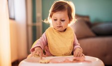 Un bébé en train de manger