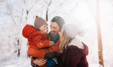 Une famille dehors dans le froid Une famille dehors dans le froid