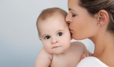 Un bébé dans bras de sa mère