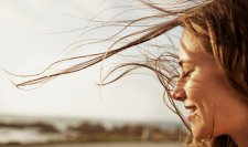 Une femme les cheveux au vent