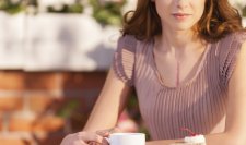 Femme avec une cicatrice au soleil