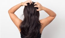 Démangeaisons dues aux pellicules Une femme de gratte les cheuveux