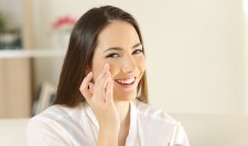 Une femme hydrate sa peau sèche