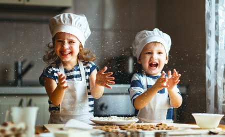 Deux enfants en train de cuisiner