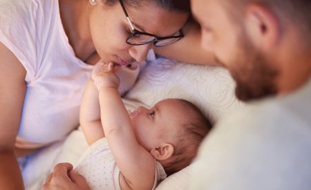 Un bébé avec ses parents