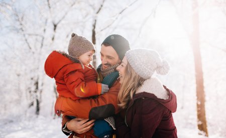 Une famille dehors dans le froid