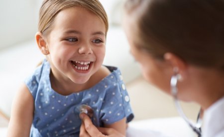 Un enfant chez le dermatologue