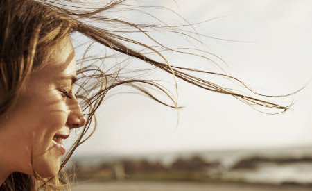 Une femme les cheveux au vent