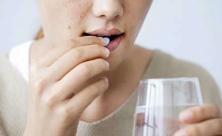 Une femme prenant un antibiotique contre l’acné