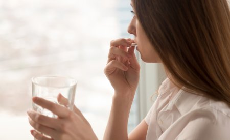 Une femme prend un traitement contre l'acné