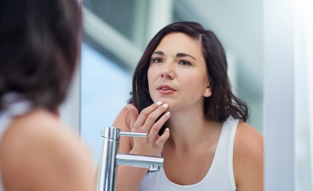 Une femme devant un miroir