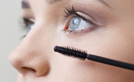 Le maquillage des peaux sensibles Une femme qui se maquille
