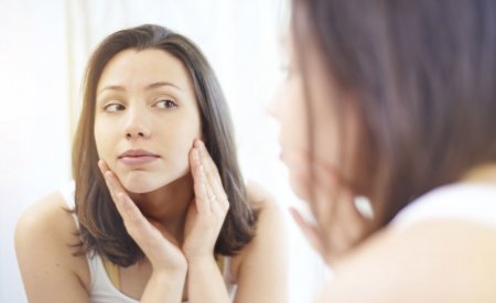 Une femme devant un miroir