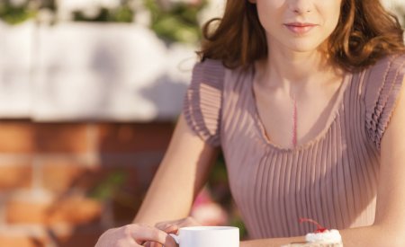 Femme avec une cicatrice au soleil