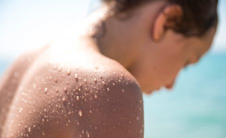 femme-avec-crème-solaire-waterproof