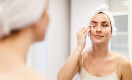 femme qui démaquille ses yeux