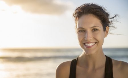 Jeune femme sur la plage