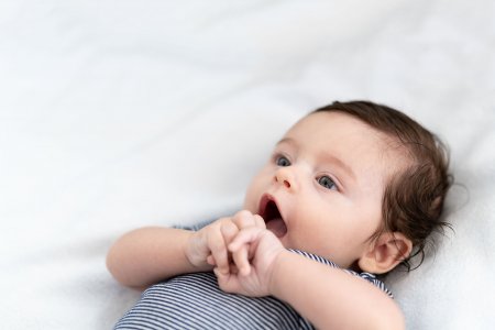 Un bébé allongé