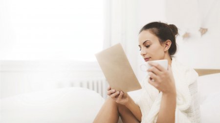 Une femme en train de lire