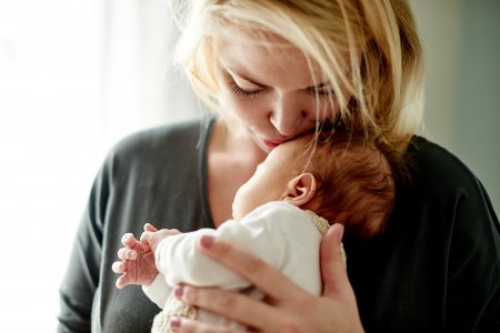 Une maman qui embrasse son bébé