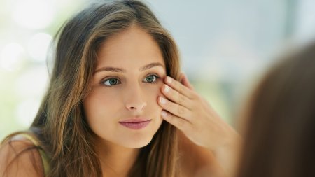 Une adolescente se regarde dans le miroir