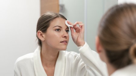 Démaquillage d'une peau grasse