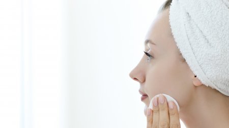 L'importance du démaquillage Une femme se démaquille le visage