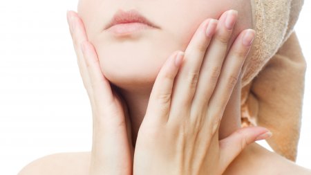 Une femme se touche le visage