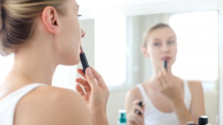 Une personne en train de se maquiller