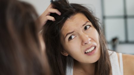 Une femme regarde ses cheveux