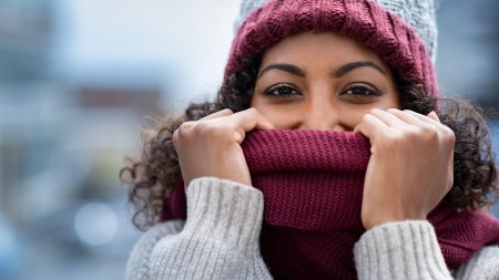 Une femme dehors dans le froid