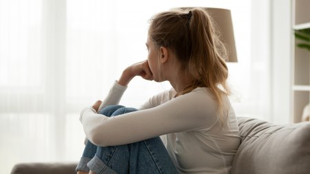 Une femme regarde par la fenêtre
