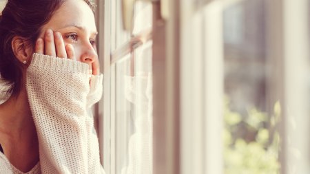 Une femme regarde par la fenetre