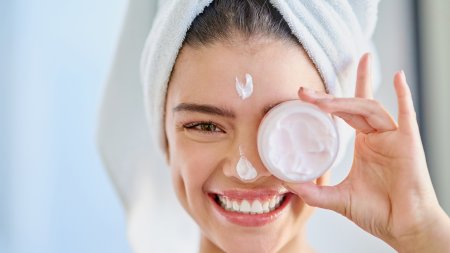 Une femme se met de la crème 