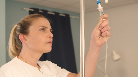 Une femme qui installe une perfusion