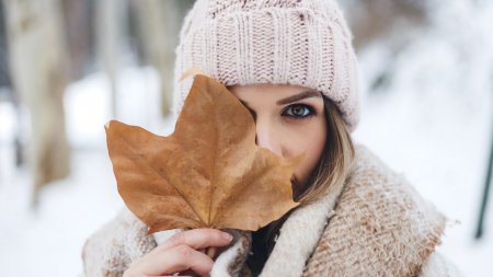 femme froid feuille