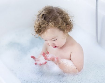 Bébé dans le bain