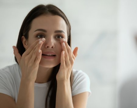 femme qui hydrate son contour de l’œil