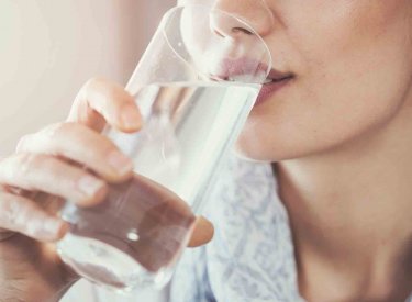 Une femme en train de boire de l'eau